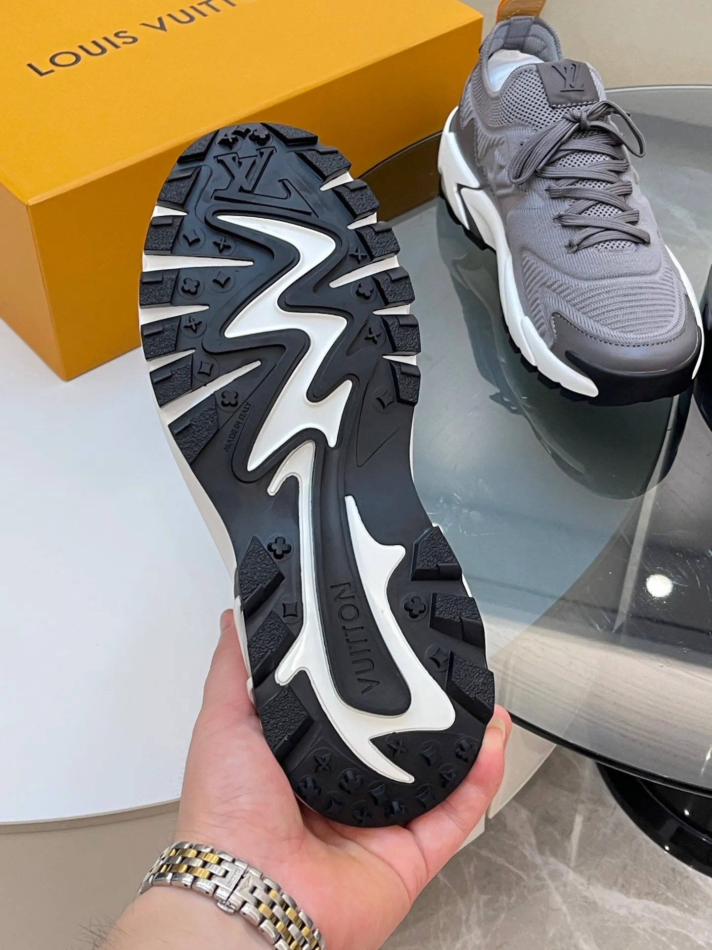 [L Home] Top P: 700💰 Size: 39-44 (customized at 38.45.46) LV Donkey Brand Louis Vuitton RUNNER TATIC new men's sneakers This LV Runner Tatic sneaker uses a whole piece of technical knitting to create an easy-to-take-off design, and then outlines the upper with cow leather trim. The LV logo on the side releases a dynamic atmosphere between the textures, the leather back strap is shaped like the handle fastener of the Louis Vuitton leather goods series, and the lightweight and wear-resistant two-tone rubber sole completes the whole. The toe and heel wrap details continue to provide comfortable fabric foot support, creating a stylish and stylish upper! Comes with full original packaging!